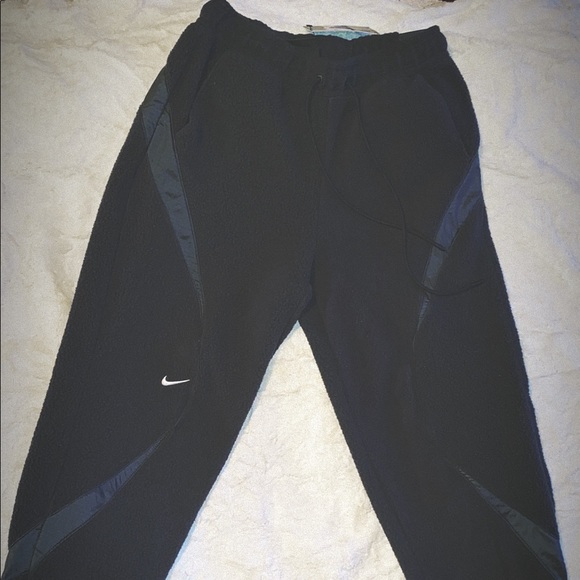 NWT Nike Sportswear - Picture 2 of 4